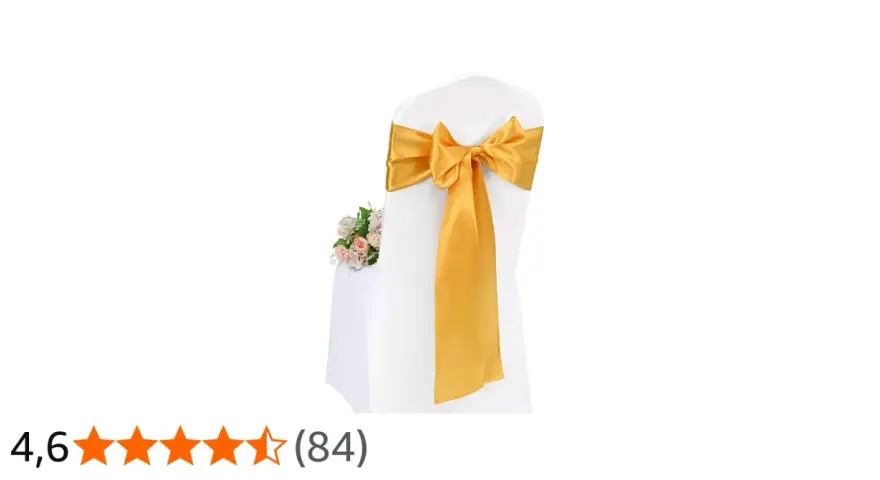 Silla blanca cubierta con tela para lazos dorados, adornada con un ramo de flores.