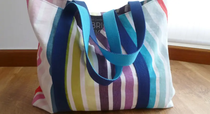 Bolsa de playa a rayas, ideal para aprender como hacer una bolsa de playa.