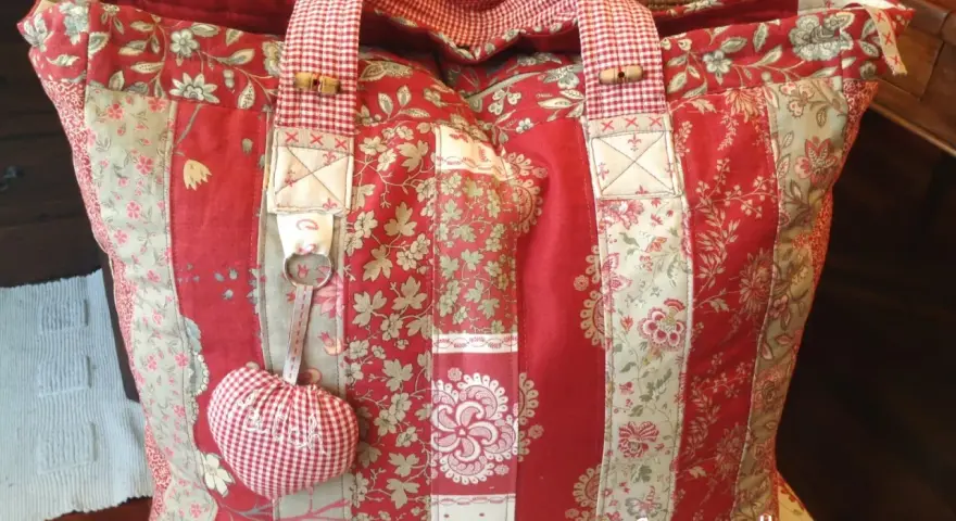Bolso de tela patchwork, ideal para aprender como hacer bolsas de tela. Confeccionado con retales florales rojos y beige.
