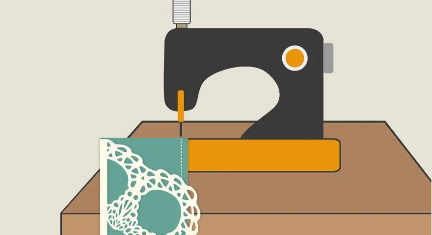 Máquina de coser sobre una mesa, lista para coser los encajes en telas.