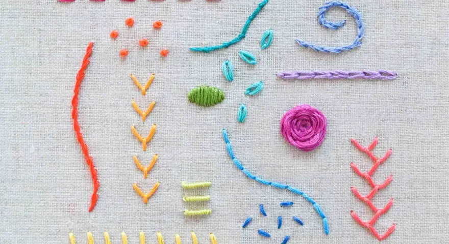 Ejemplos de puntadas para bordado principiantes: líneas, puntos, flechas, espirales y una flor.