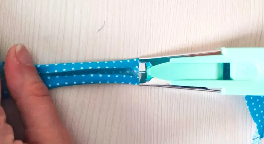 Herramienta para doblar tela y crear un bies perfecto. Paso a paso, cómo hacer un bies de tela.