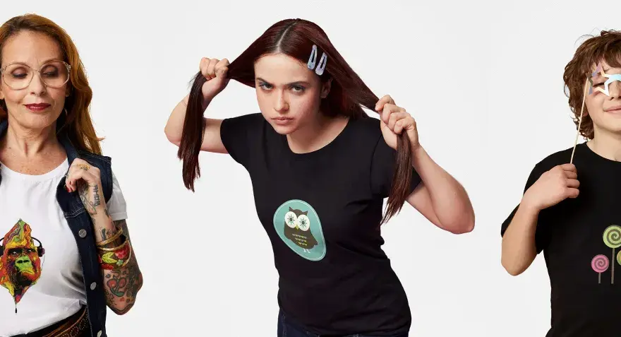 Mujer con tatuajes y camiseta de gorila, chica con camiseta de búho, niño con camiseta de piruletas. Ideas para como hacer una camiseta personalizada.