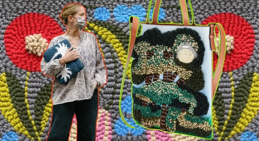Mujer con bolso y cartera de bordar con punzón, con Totoro en un árbol y fondo de tejido abstracto.