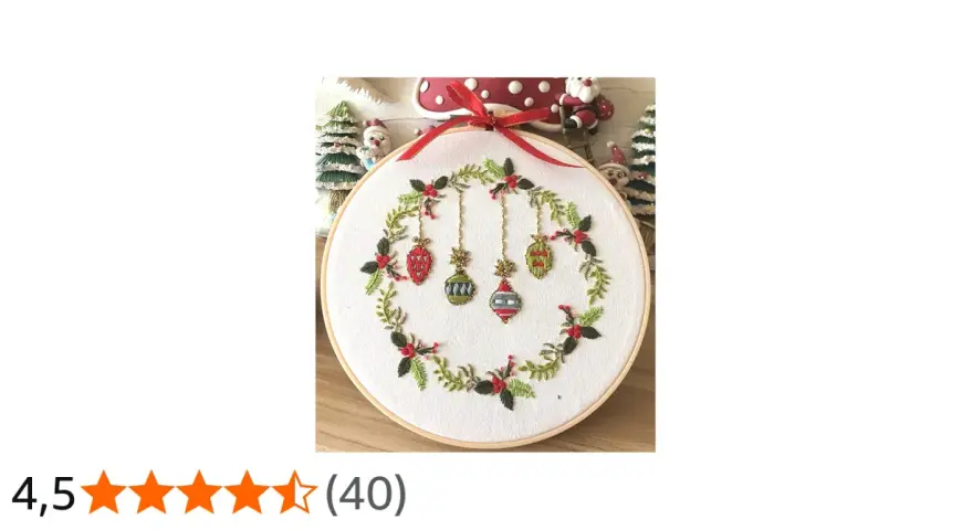 Hermosos patrones bordado navidad con adornos colgantes y guirnalda de acebo.