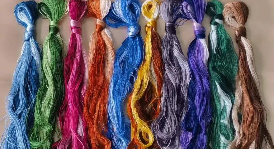 Un surtido de hilos de seda de colores vibrantes, listos para dar vida a cualquier proyecto de bordado.