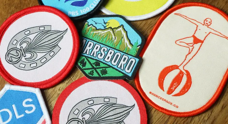 Variedad de parches para ropa, con diseños de herraduras, montañas y un clavadista. Ideas para como hacer parches para ropa.