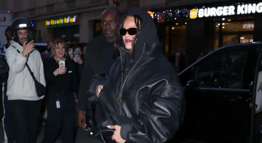 Rihanna, con su capucha transformada en un elegante cuello de cuero, se dirige a su coche.