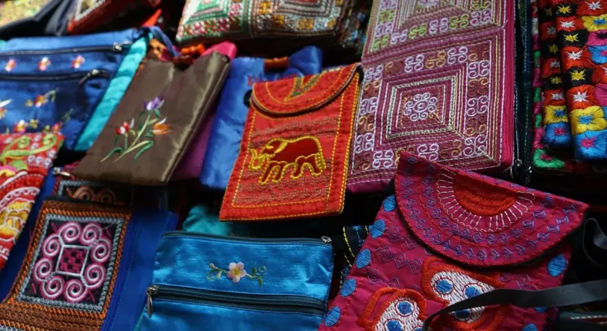 Bolsos de tela originales con bordados de elefantes, flores y patrones geométricos. ¡Inspiración para hacer bolsos de tela originales!