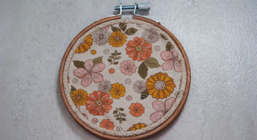 Bastidor con tela estampada de flores estilo retro. Ideal para crear patrones para bordar en bastidor y dar un toque vintage a tus creaciones.