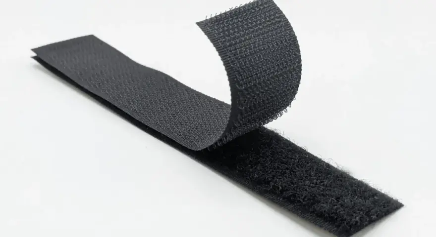 Cintas de velcro negro separándose. Inspirado en la naturaleza, George de Mestral es quién inventó el velcro.