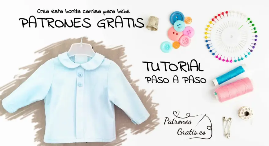 Camisa de bebé azul colgada, con botones y accesorios de costura. ¡Descarga patrones gratis de bebé para imprimir y crea esta prenda!