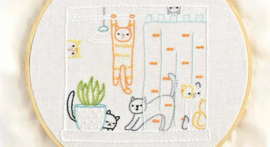 Bordado al aire con plantillas: gatos jugando en una casa de muñecas, uno colgado de una barra, otro trepando y uno más observando.