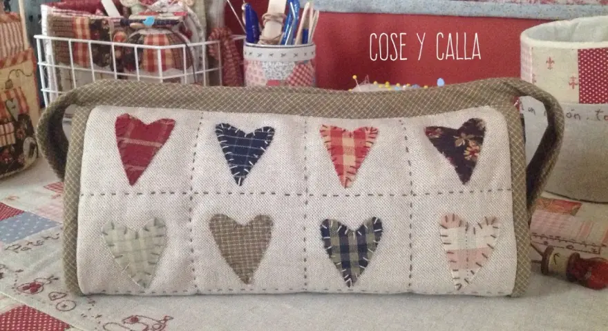 Estuche de tela con apliques de corazones de patchwork. Un patrón encantador para guardar tus tesoros de costura.