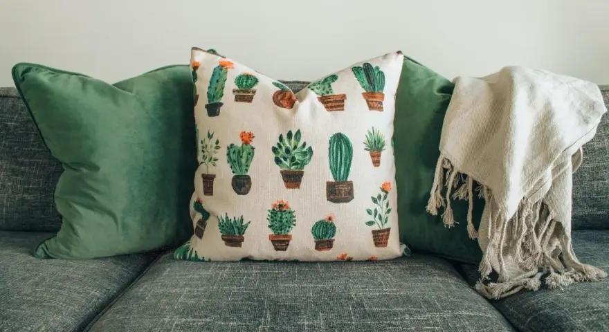 Cojín con estampado de cactus, ideal para inspirar ideas para coser a mano y dar vida a tus proyectos.