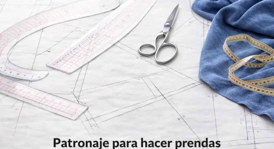 Patronaje para hacer prendas. Tijeras, reglas de costura y tela sobre un patrón. Todo lo que necesitas en una mercería.