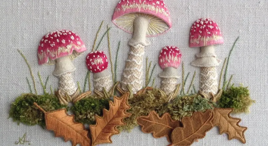 Un bosque encantado cobra vida con un detallado bordado 3D de setas, musgo y hojas de roble.