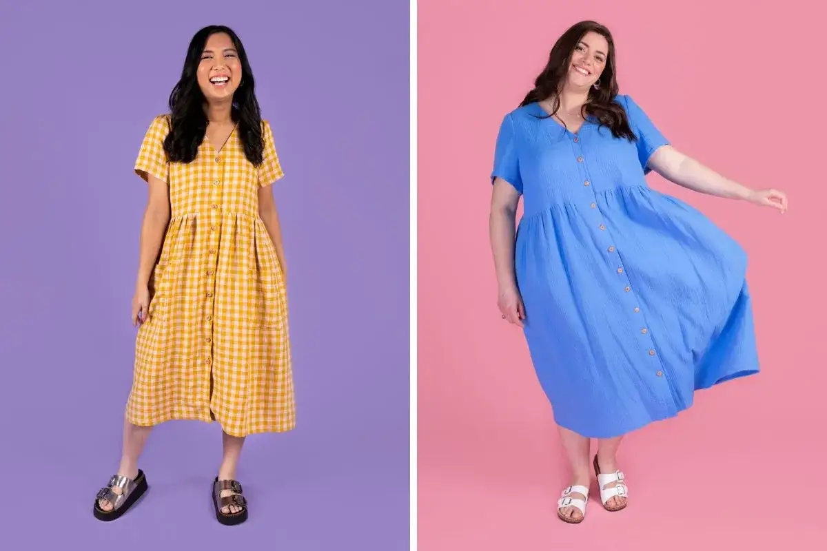 Dos mujeres sonr&iacute;en, una con un vestido amarillo a cuadros y la otra con uno azul. Muestran diferentes tipos de patr&oacute;n para vestidos de verano.
