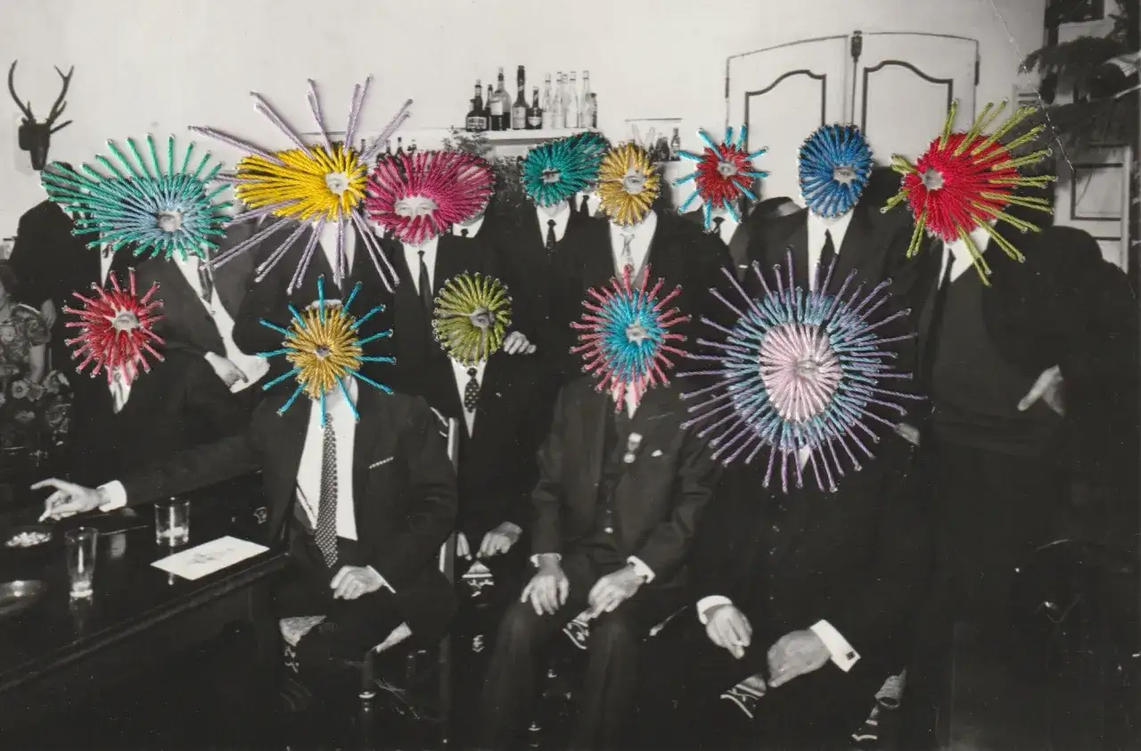 Un grupo de hombres con trajes oscuros, sus rostros cubiertos por vibrantes bordados de fotos que parecen explosiones de color.