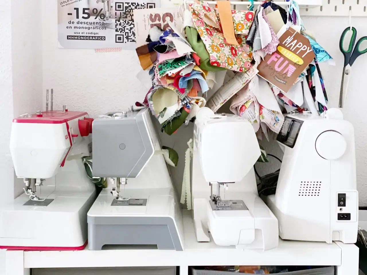 M&aacute;quinas de coser listas para empezar cursos de costura para principiantes. Telas coloridas y tijeras a mano, &iexcl;a crear!