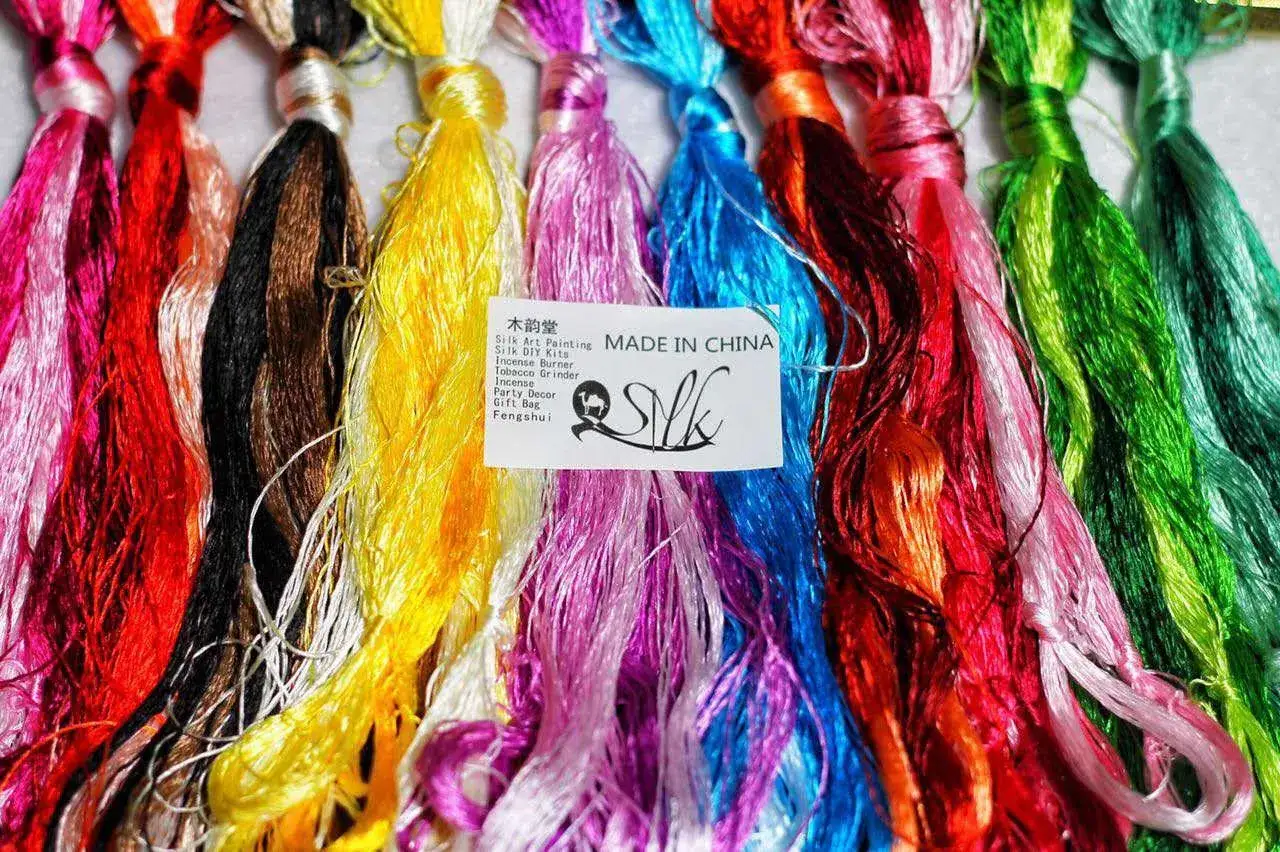 Un surtido de hilos de seda de colores vibrantes, perfectos como cord&oacute;n de seda que se usa para bordar y dar vida a tus creaciones.
