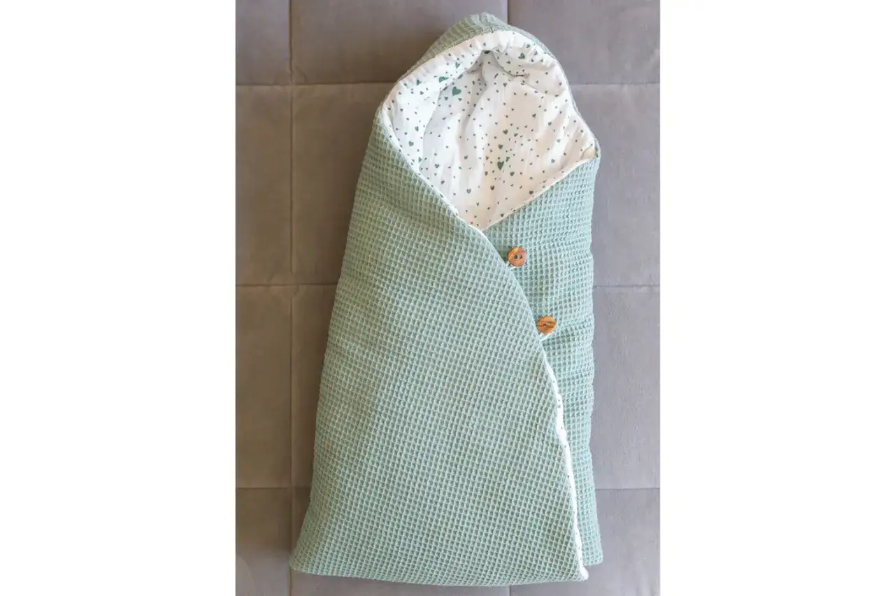 Un c&aacute;lido saco para beb&eacute; con capucha, ideal para envolver a tu peque&ntilde;o. Este patr&oacute;n de saco para beb&eacute; con capucha es perfecto para mantenerlo c&oacute;modo.