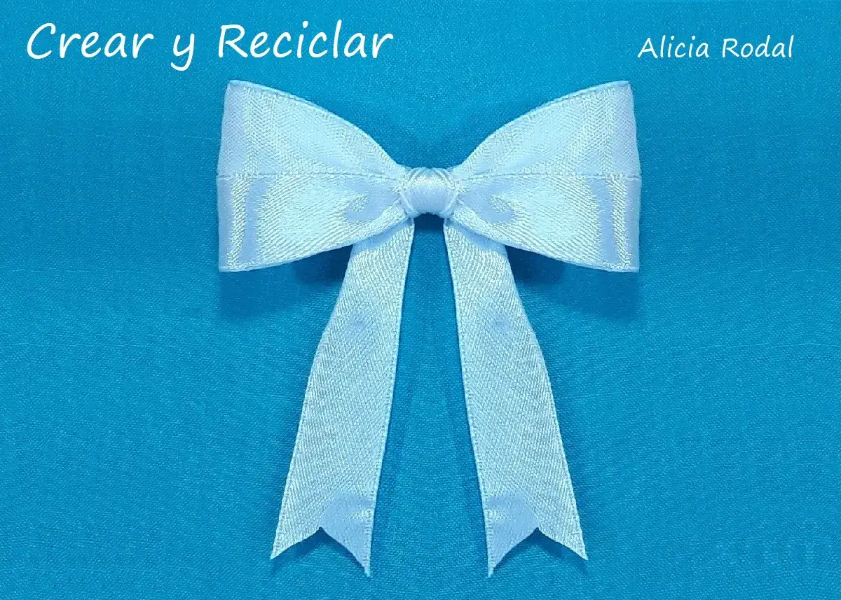 Un lazo de cinta blanco, perfecto para aprender como hacer lazos de cinta para ni&ntilde;as.