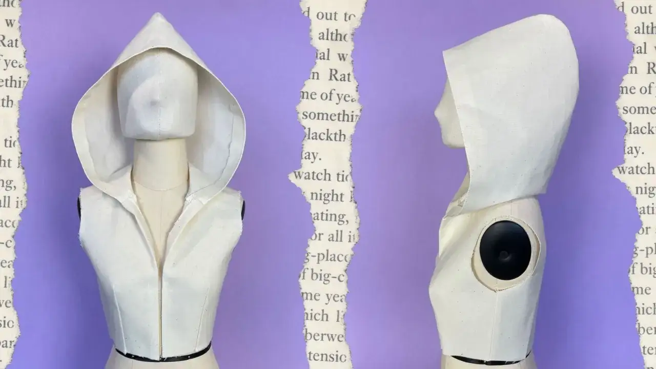 Maniqu&iacute; con una capucha de tela cruda, mostrando c&oacute;mo hacer una capucha.