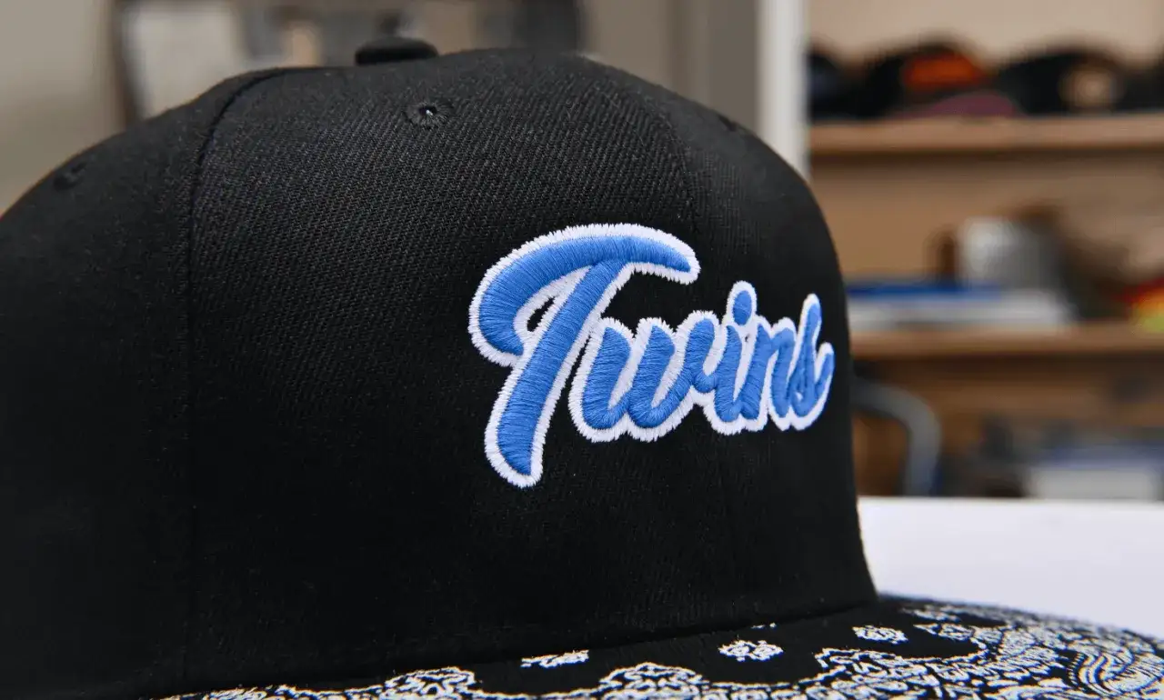 Gorra negra con el nombre 