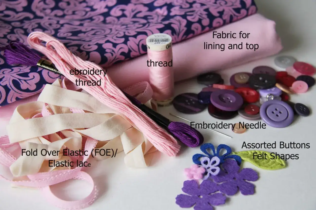 Materiales para crear diademas: telas, hilos, el&aacute;sticos, botones y fieltro.