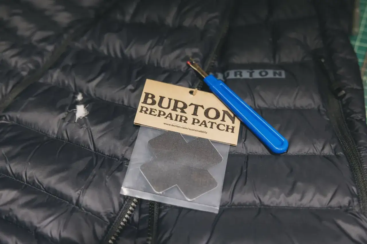 Kit de reparaci&oacute;n Burton para arreglar una chaqueta acolchada con un descosedor y parches.