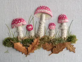 Un bosque encantado cobra vida con un detallado bordado 3D de setas, musgo y hojas de roble.