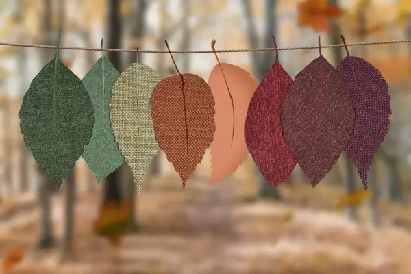 Hojas de tela de otoño colgadas en una cuerda. Ideas de cosas para hacer con telas, como manualidades o decoración.