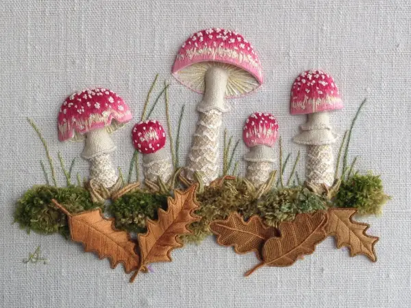 Un bosque encantado cobra vida con un detallado bordado 3D de setas, musgo y hojas de roble.