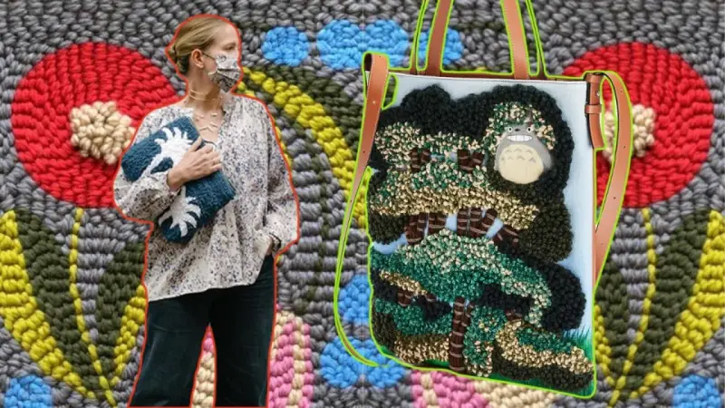 Mujer con bolso y cartera de bordar con punzón, con Totoro en un árbol y fondo de tejido abstracto.
