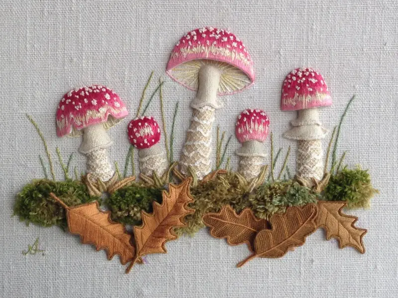 Un bosque encantado cobra vida con un detallado bordado 3D de setas, musgo y hojas de roble.